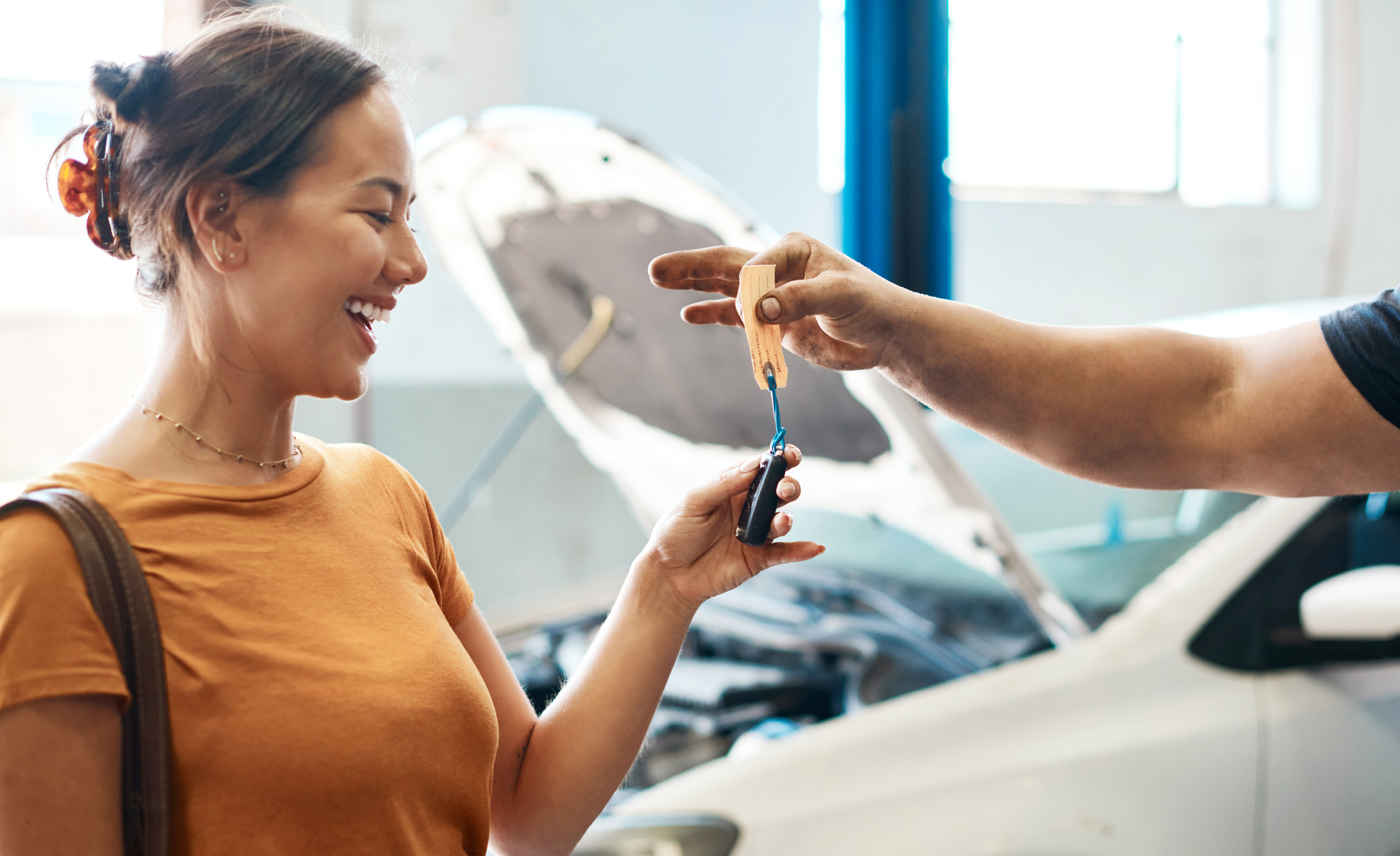 girl handing over keys to mechanic